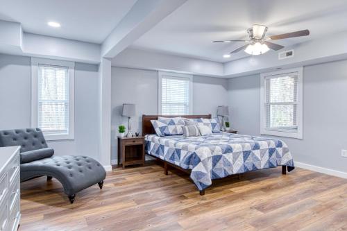 Newly remodeled 4BR lodge on Wolf Creek in Pearisburg, USA
