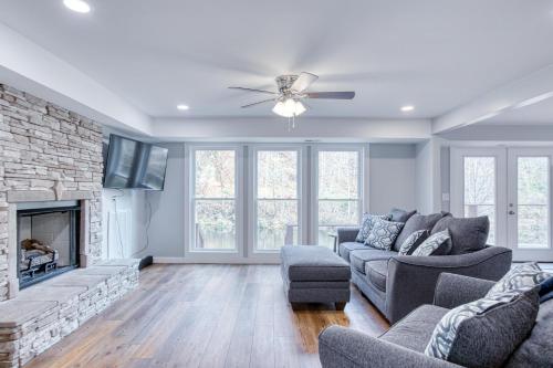 Newly remodeled 4BR lodge on Wolf Creek in Pearisburg, USA
