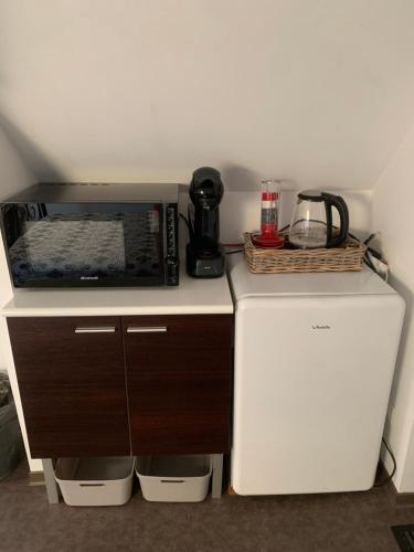 Chambre chaleureuse avec acces independant et sanitaires independants in La Ménitré