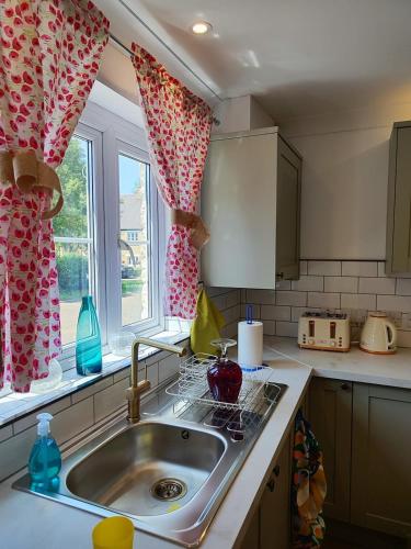 Peaceful 2BR Retreat w Garden Near Oxford in Newland