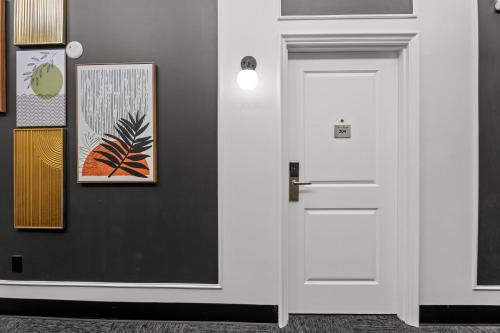 Queen Room - Non-Smoking image 5