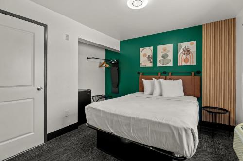 Queen Room - Non-Smoking image 3