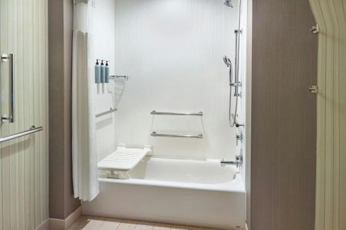 Courtyard by Marriott Atlanta Alpharetta/Avalon Area - image 2