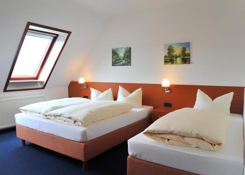 1 queen bed, 1 twin bed