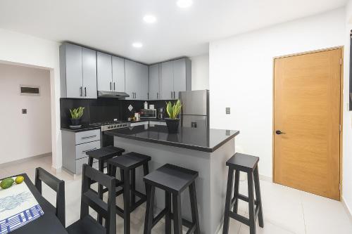 Modern 3 Bedroom Penthouse Apartment with Free Parking in ปลายา โดราดา