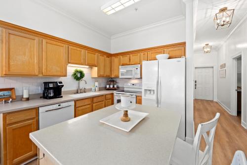 Remarkably Updated 3/2 in Seagrove Highlands - Gulf Views Sleeps 9!, Сигроув-Бич (фото 8)