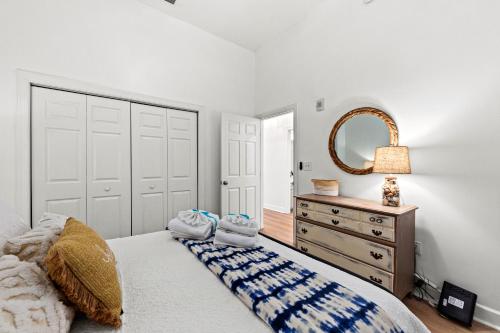 Remarkably Updated 3/2 in Seagrove Highlands - Gulf Views Sleeps 9!, Сигроув-Бич (фото 9)