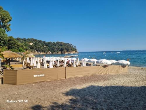 appartement de la plage climatisé (appartement de la plage climatise) in Rayol-Canadel-sur-Mer