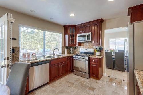 ห้องครัว, Beautiful Backyard Oasis 5 bedroom 3 Bathroom Home in พลาเซนเทีย (CA)