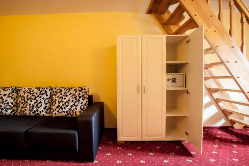 Extravagance Hotel - image 8