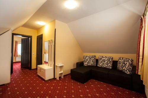 Extravagance Hotel - image 2