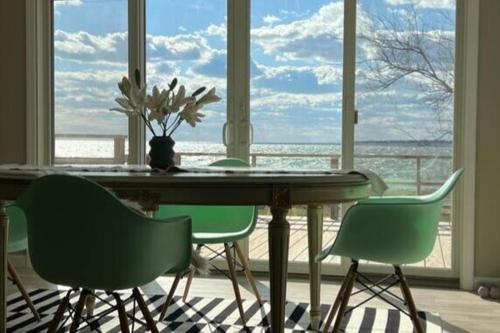 Waterfront Designer Retreat! Stunning Sunsets! Less than 5 minutes to the beach! in Shirley (NY)