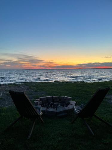 Waterfront Designer Retreat! Stunning Sunsets! Less than 5 minutes to the beach! in Shirley (NY)