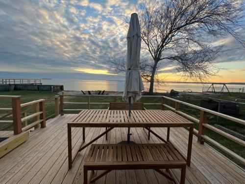 Waterfront Designer Retreat! Stunning Sunsets! Less than 5 minutes to the beach! in Shirley (NY)