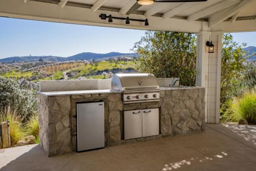 Exterior view, Mira Vista Manor in Buena Vista