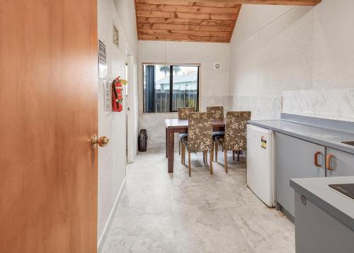 Crusoe's motor lodge in باباكورا