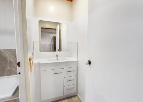 Crusoe's motor lodge in باباكورا