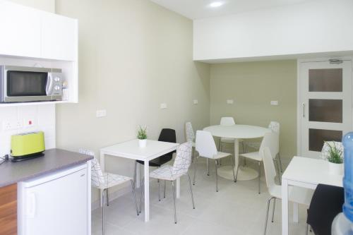 مطبخ, مانوليا سيتي ريزيدنسيز (Manolia City Residences) in وسط المدينة