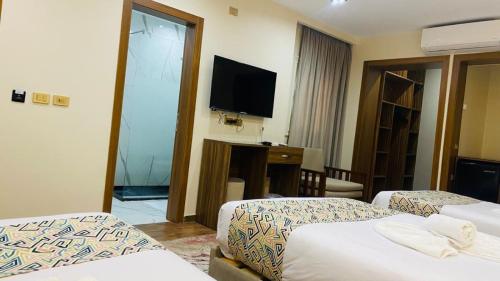 Deluxe Triple Room image 3