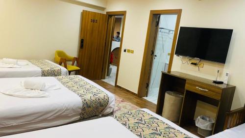 Deluxe Triple Room image 4