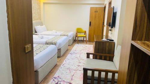 Deluxe Triple Room image 2