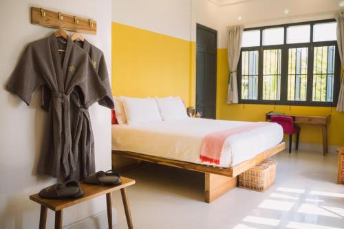 Deluxe Double or Twin Room image 2