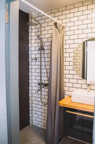 Deluxe Double or Twin Room image 3