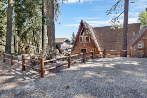 Big bear den #2152 in Big Bear Lake, USA