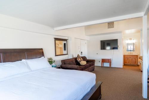Road Creek Inn