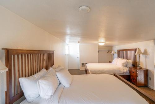 Road Creek Inn - image 10