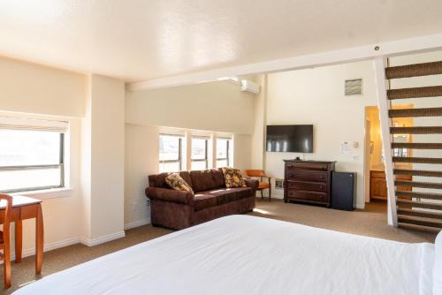 Road Creek Inn - image 9