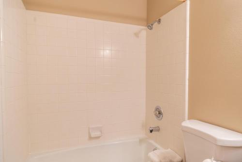 Road Creek Inn - image 6