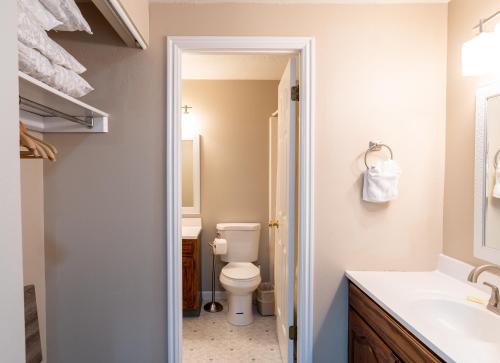 Road Creek Inn - image 8