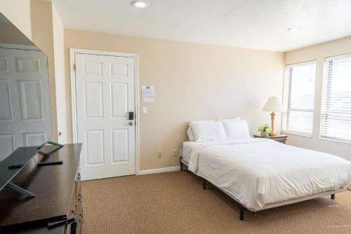 Road Creek Inn - image 7