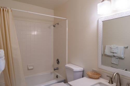 Road Creek Inn - image 4