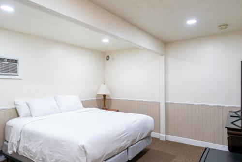 Road Creek Inn - image 14