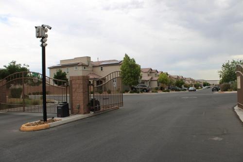 Gated SW Las Vegas home near 215, LAS, Red Rock, Summerlin, Las Vegas (photo 2)