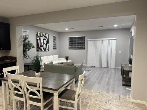 Gated SW Las Vegas home near 215, LAS, Red Rock, Summerlin, Las Vegas (photo 6)