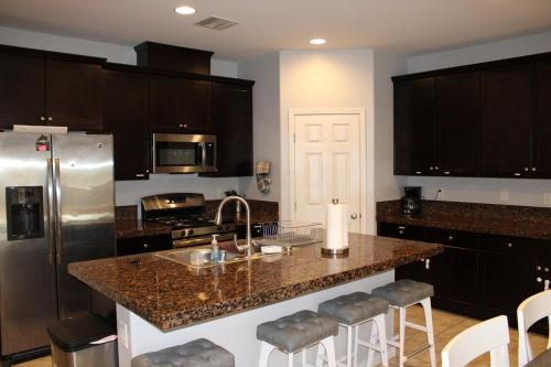Gated SW Las Vegas home near 215, LAS, Red Rock, Summerlin, Las Vegas (photo 3)