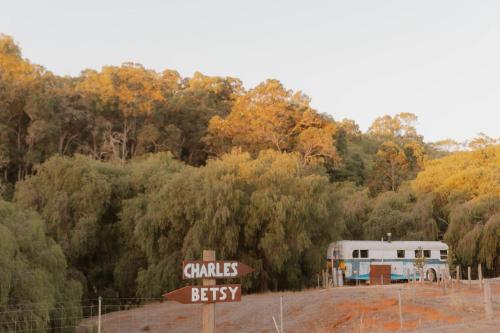 A környék, R&R Bus Retreat in Wellington Mill