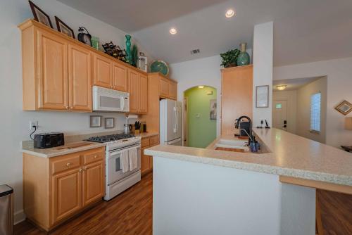 ห้องครัว, Seabreeze Bungalow in โกรเวอร์ บีช (CA)