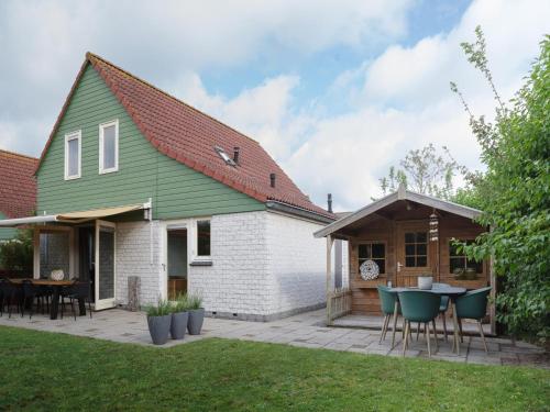 Holiday Home in Quiet Park with Garden, Wemeldinge