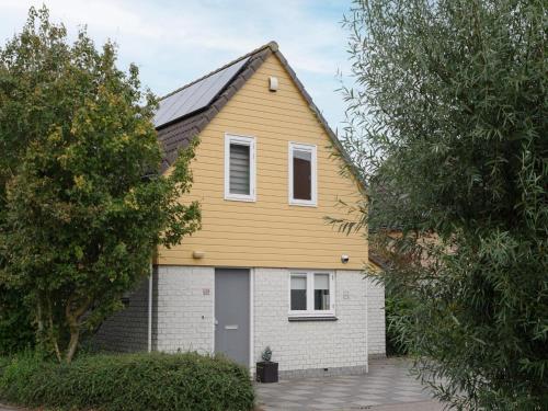 Holiday Home in Quiet Park with Garden, Wemeldinge