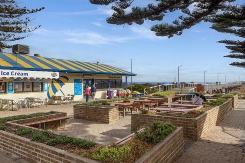 Bright 2-Bed Apartment Steps from Largs Bay Beach in Port Adelaide