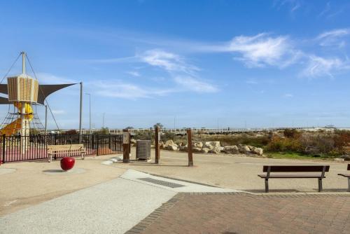 Bright 2-Bed Apartment Steps from Largs Bay Beach in Port Adelaide