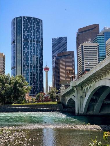 Stylish Apartment in Calgary Downtown, Free Parking & Wi-Fi