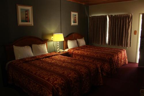 2 queen beds, 1 sofa bed