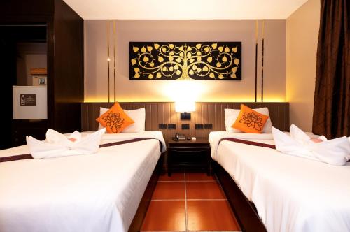 Standard Twin Room image 10