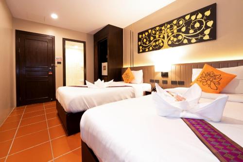 Standard Twin Room image 8