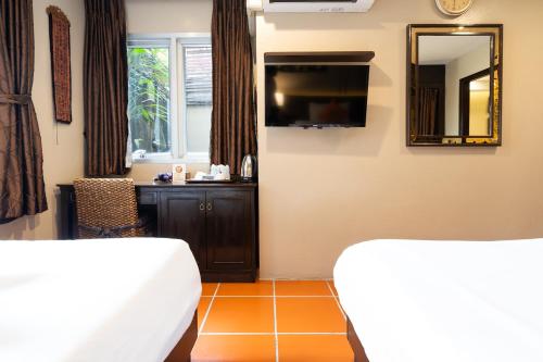 Standard Twin Room image 7